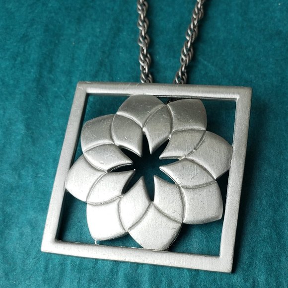 2/30$ Vintage Kelly Waters pewter flower pendant - Picture 3 of 5